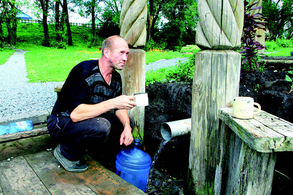 Игры набирать воду. Набирает воду. Воду с родника набирали. Набирает воду в источнике.